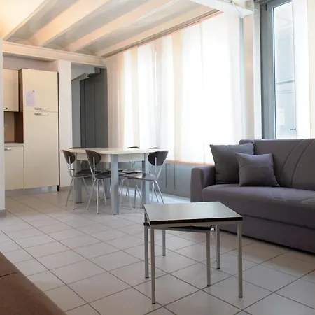 Per Adulti, Only Adults Apartment